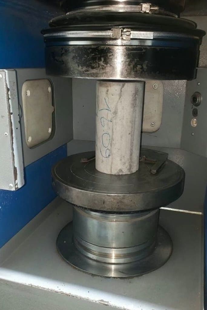 Beton numunesi presin iki tablası arasında