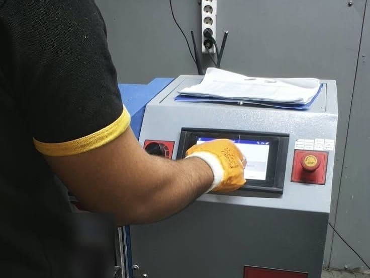 Kavi çalışanı pres ekranından deneyi başlatıyor