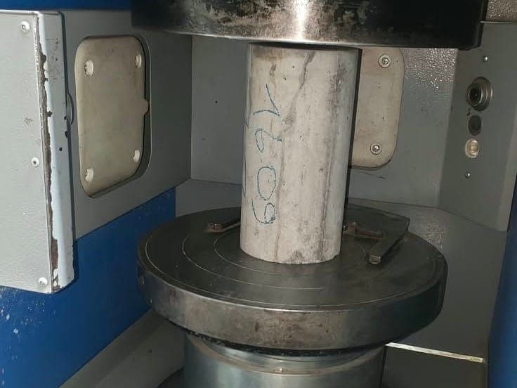 Presin tablaları arasında beton numunesi