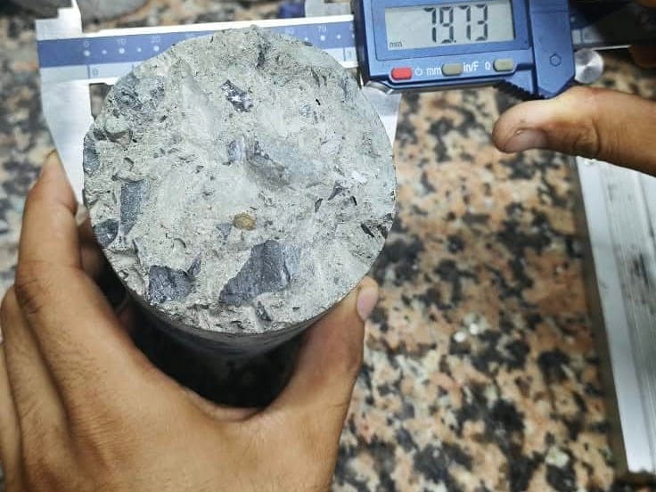 Karotun çapı dijital kumpasla ölçülüyor