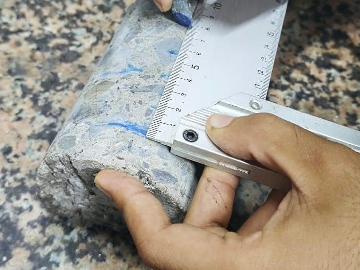 Karotun üzerine gönye ve cetvelle kesim çizgisi çiziliyor