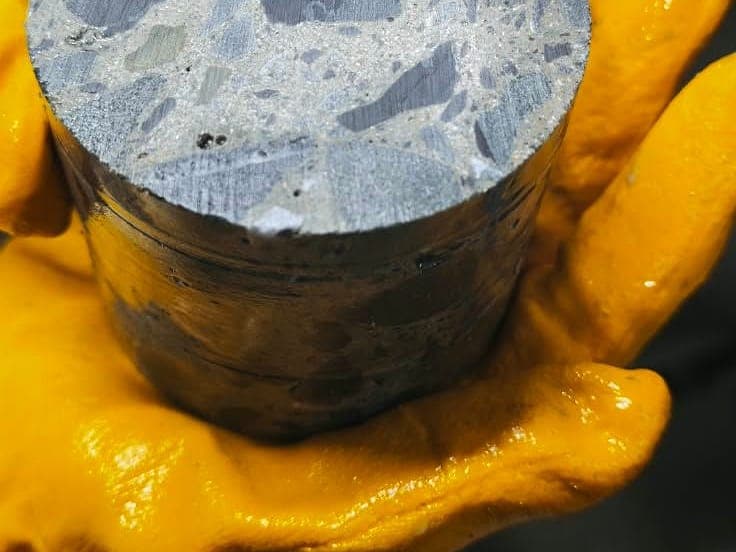Eldivenli elde kesilmiş beton karotun düz yüzeyi