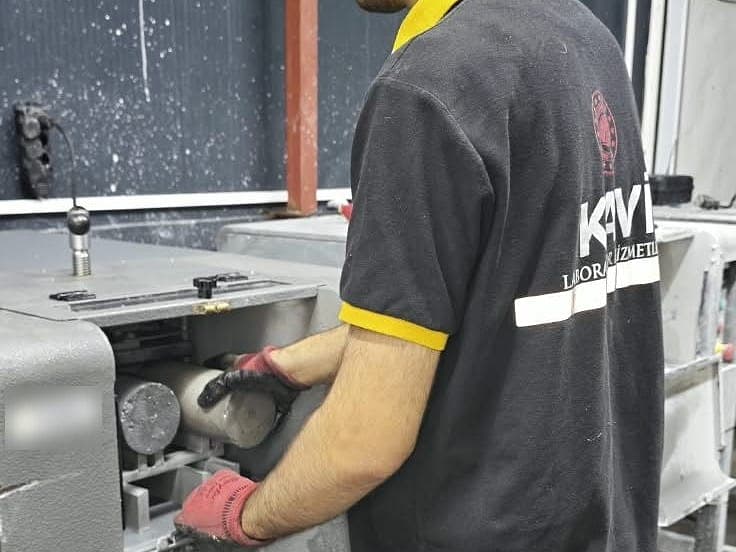 Numune aşındırma makinesine yerleştiriliyor